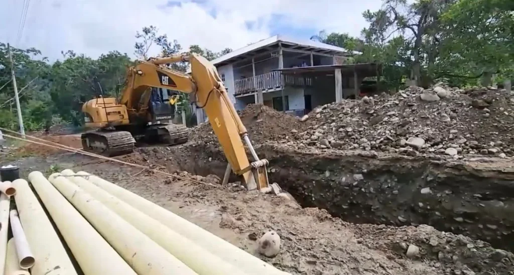 Construcción de alcantarillado en comunidades de Gualaquiza.