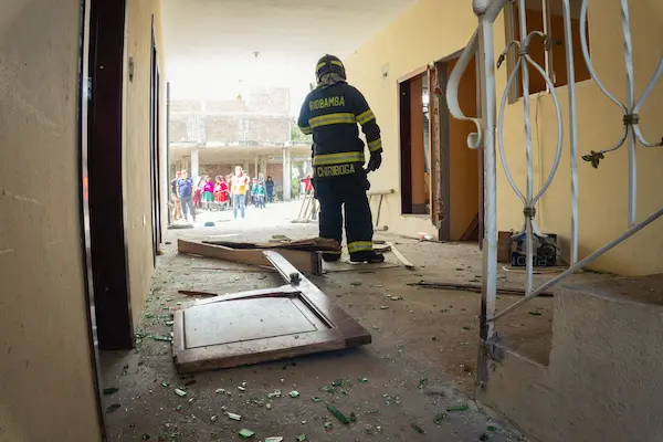 Algunas puertas y varios ventanales fueron también destruidos por la magnitud de la explosión