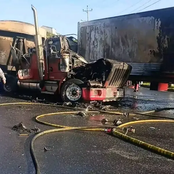 Hombre muere quemado tras choque brutal entre camiones