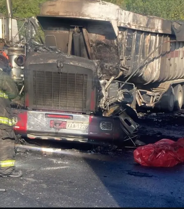 Camiones chocan y se incendian