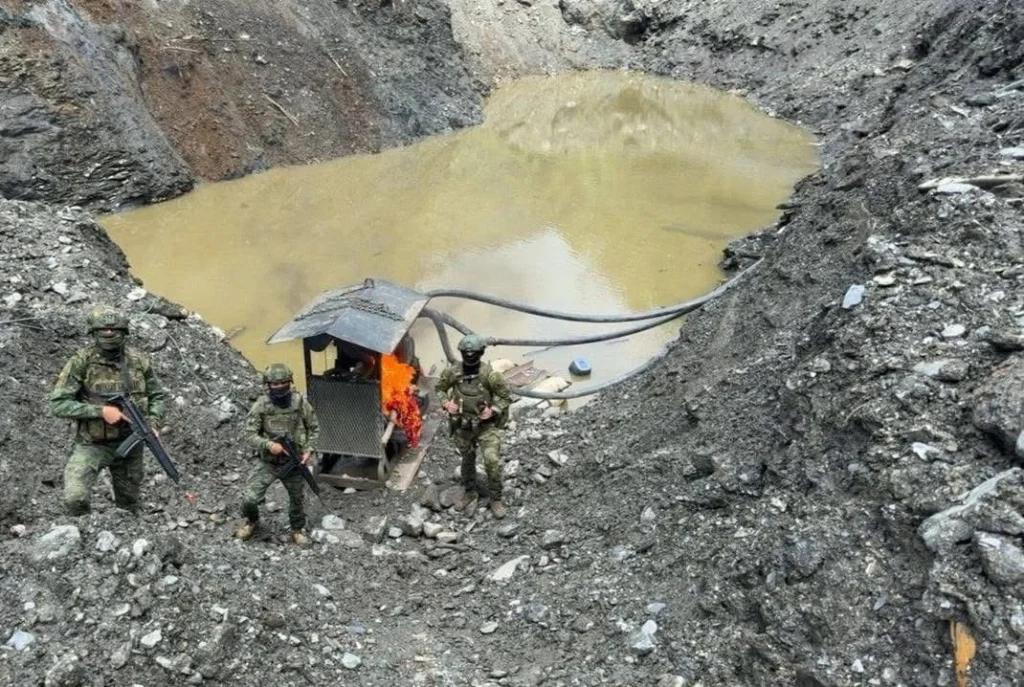 Militares desarticulan campo de minería ilegal en Gualaquiza.