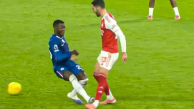 Moisés Caicedo con fuerte sanción tras la roja ante Arsenal.