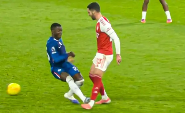 Moisés Caicedo con fuerte sanción tras la roja ante Arsenal.