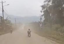 Polvo en la vía afecta la salud de habitantes de Caluma.