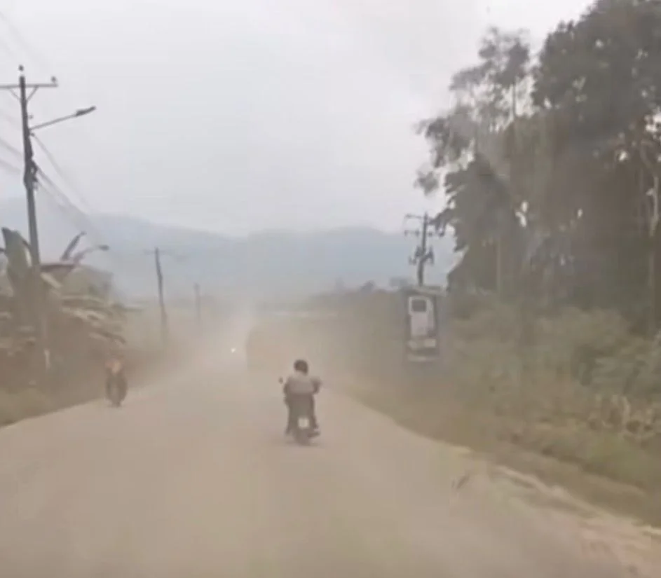 Polvo en la vía afecta la salud de habitantes de Caluma.
