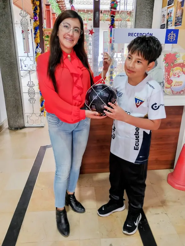 Padrino del Mundialito Ing. Diego Remache entregó los balones de Páez