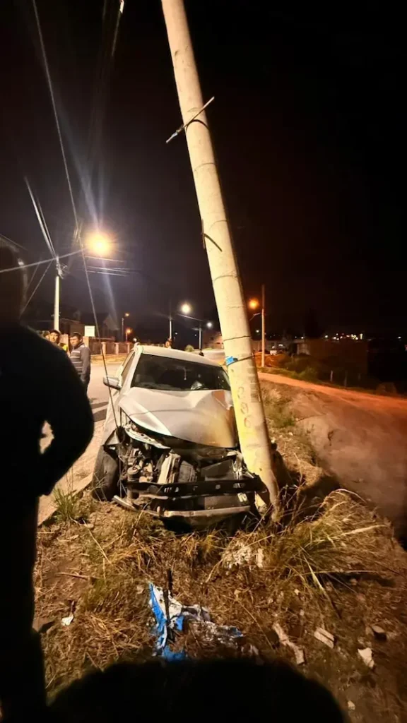 Chocó contra un poste en Santa Teresita - Guano