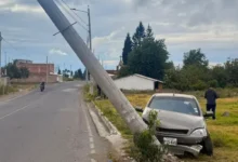 Accidente de tránsito en Guano: carro se chocó contra un poste