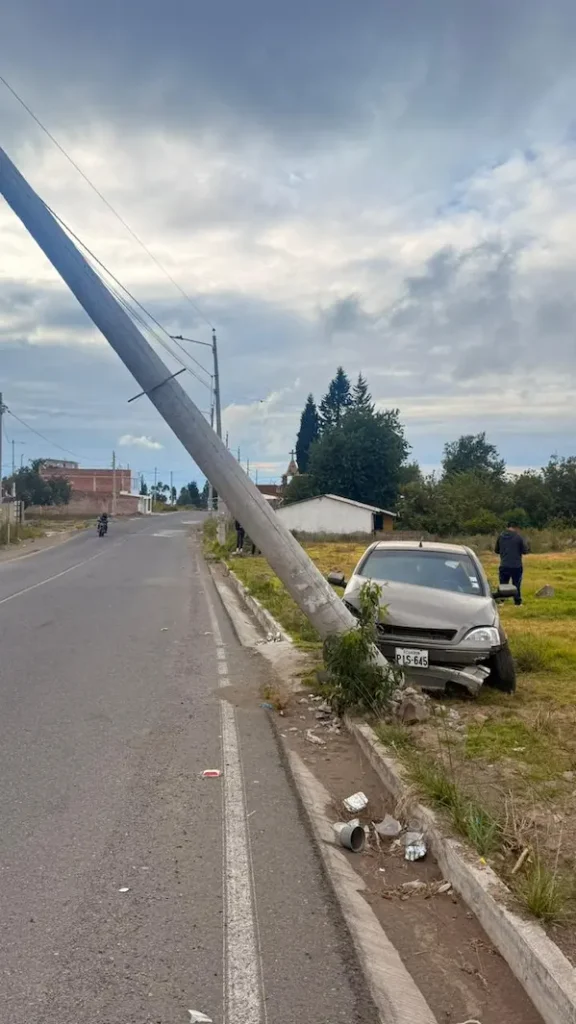 Accidente de tránsito en Guano: carro se chocó contra un poste