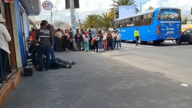 Encuentran cuerpo de hombre sin vida en una vereda de Ambato.