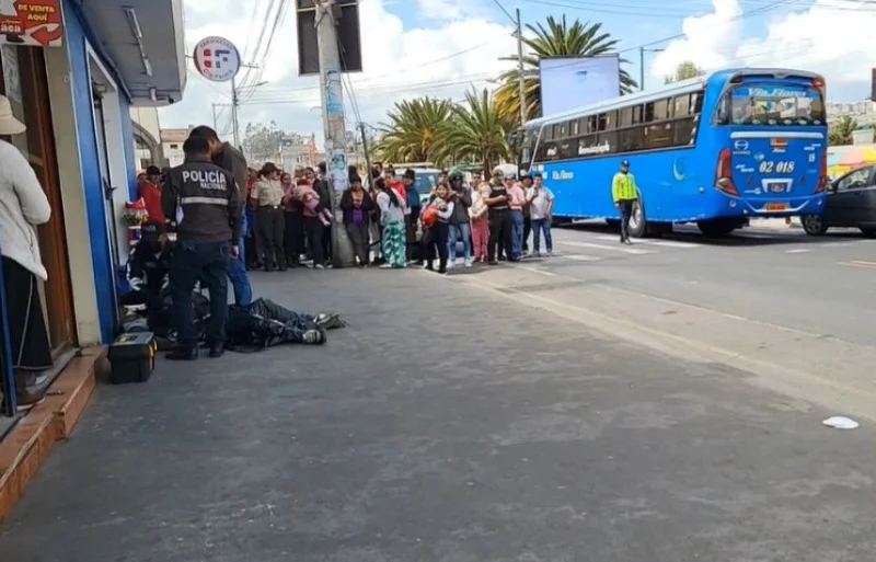 Encuentran cuerpo de hombre sin vida en una vereda de Ambato.