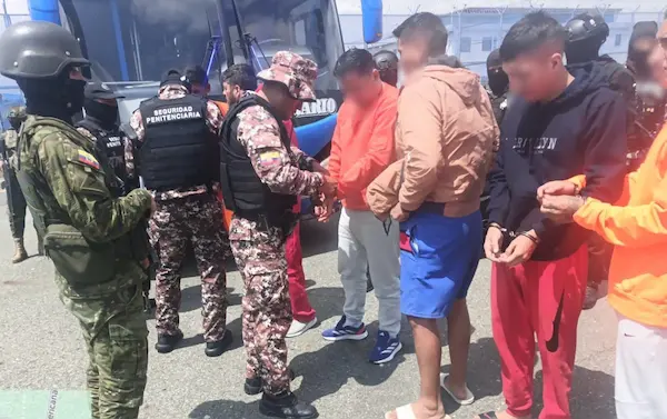 Ejército refuerza seguridad en traslado de presos desde Riobamba