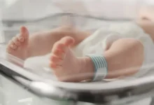 Video | Mujer abandona a bebe en una bolsa de basura