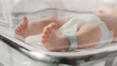 Video | Mujer abandona a bebe en una bolsa de basura