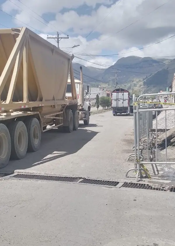 Camiones de carga pasan constantemente