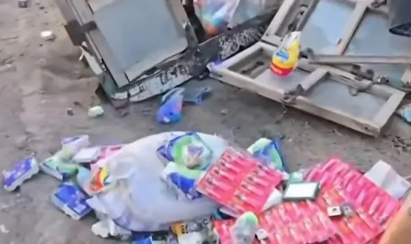 Los productos que eran transportados en la camioneta para comercializarse en día de feria quedaron desperdigados sobre la vía