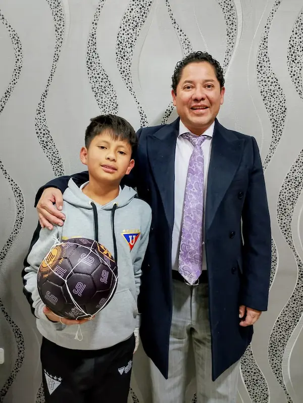 Stalin Aldas entrega balón de Kendry Páez como padrino del Mundialito