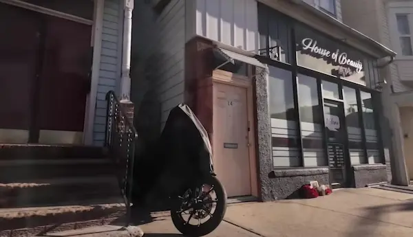 Pablo, con la flecha en su cuerpo, intentó avanzar, pero se desplomó en los exteriores de la peluquería House of Beauty