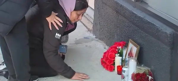 La consternada esposa colocó un altar en memoria de su amado, en el lugar en que se quedaron sus sueños e ilusiones