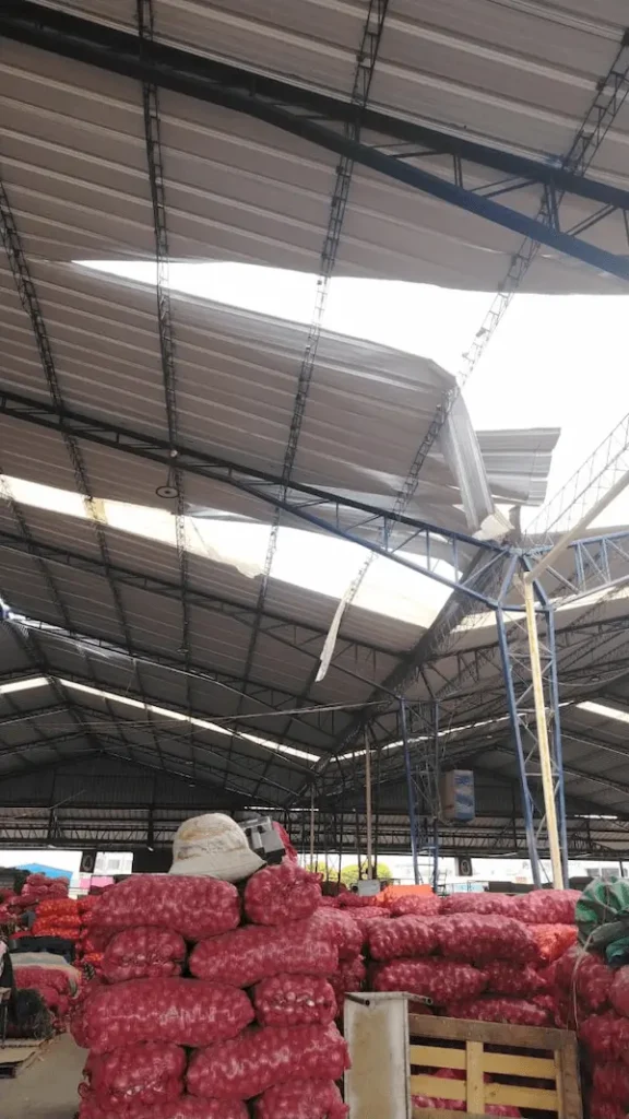 Huracán rompió el techo del Mercado Mayorista en Riobamba