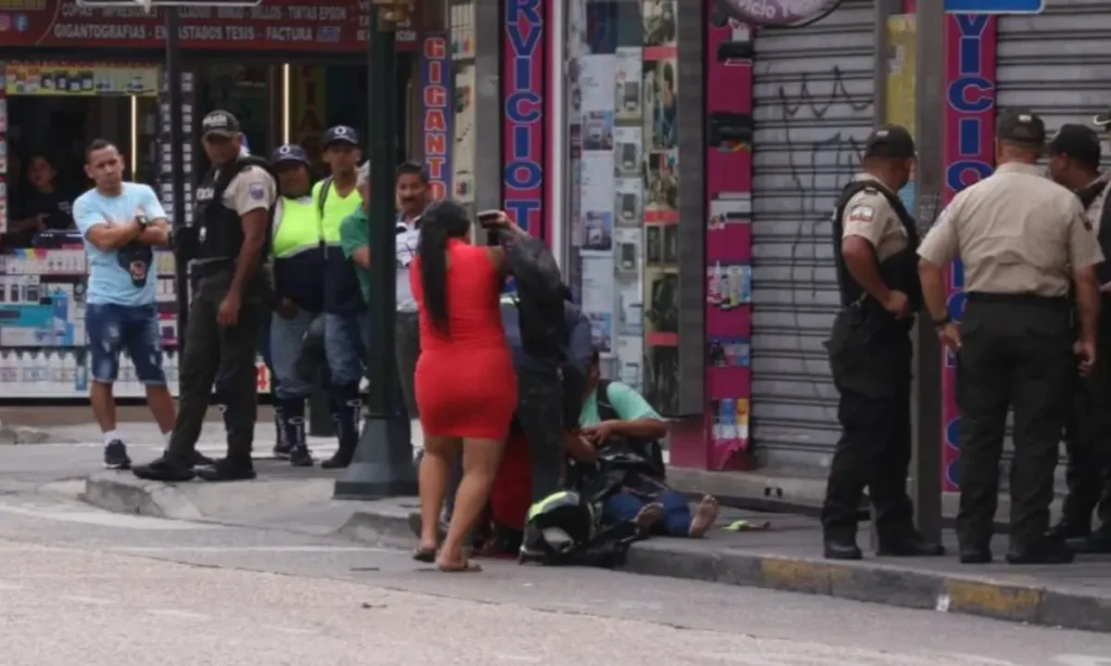 Mujer fue baleada mientras cargaba a su bebé en Guayaquil