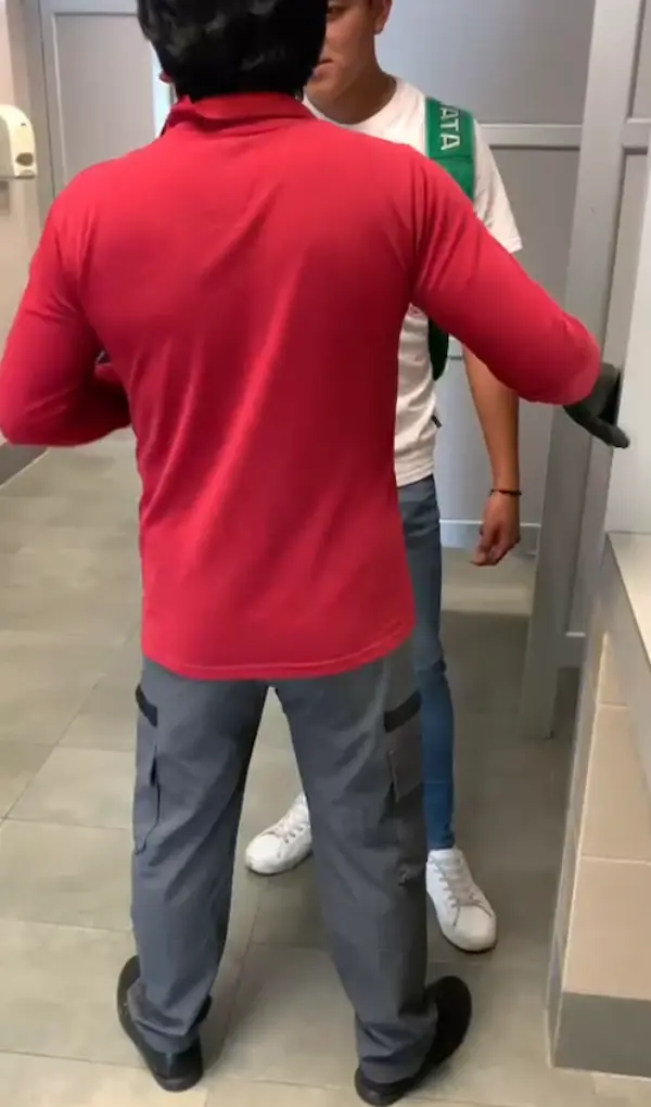 Estudiantes denuncian abuso de autoridad por un conserje de universidad