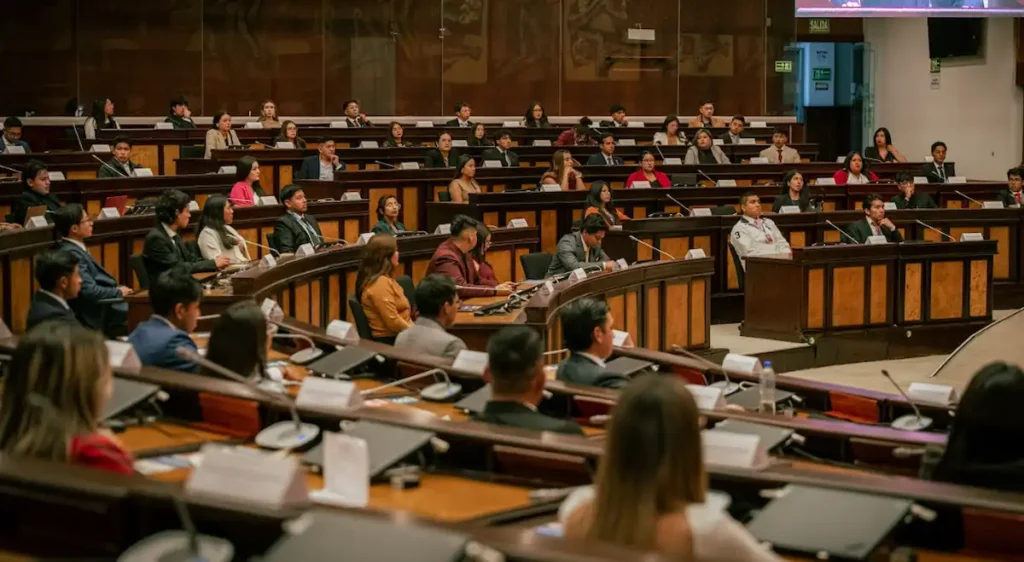 Estudiantes de Riobamba realizan simulación en la asamblea