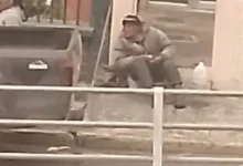 Indigente vive debajo del puente a desnivel en Riobamba