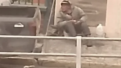 Indigente vive debajo del puente a desnivel en Riobamba