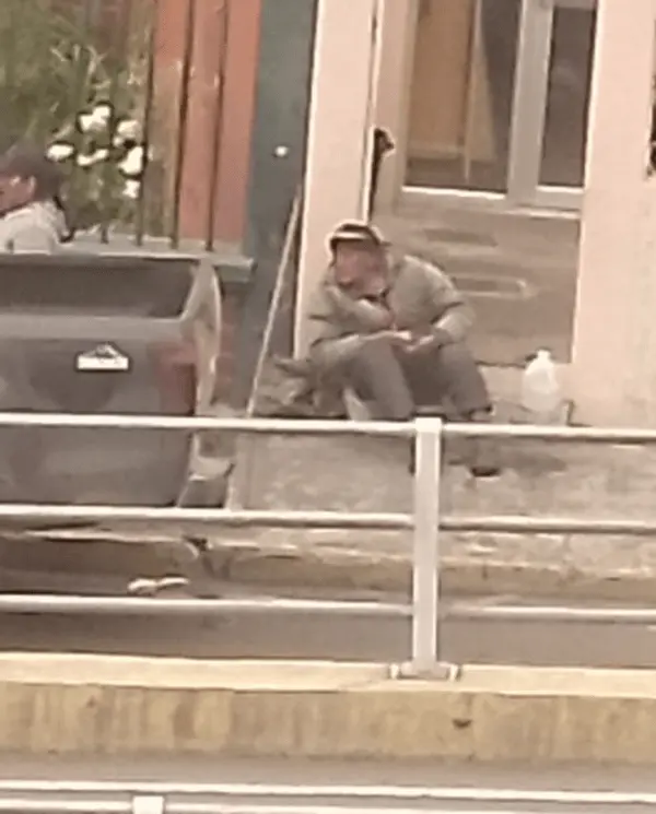 Indigente vive debajo del puente a desnivel en Riobamba