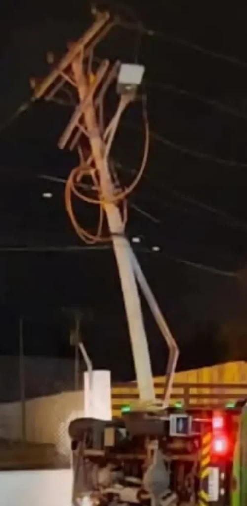 El poste quedó destruido por el brutal impacto