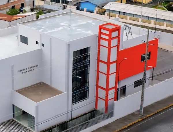 El cuerpo inerte de la infortunada madre fue trasladada al Centro Forense San Pedro de Riobamba, donde se le practicó la autopsia de ley