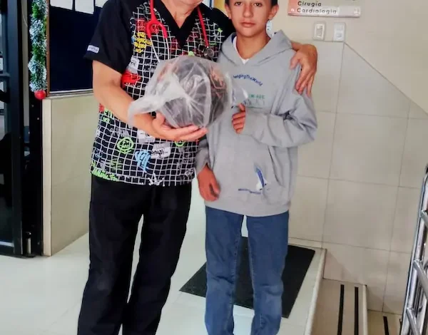 Padrino del Mundialito Dr. Carlos Moncayo entregó balón de Páez