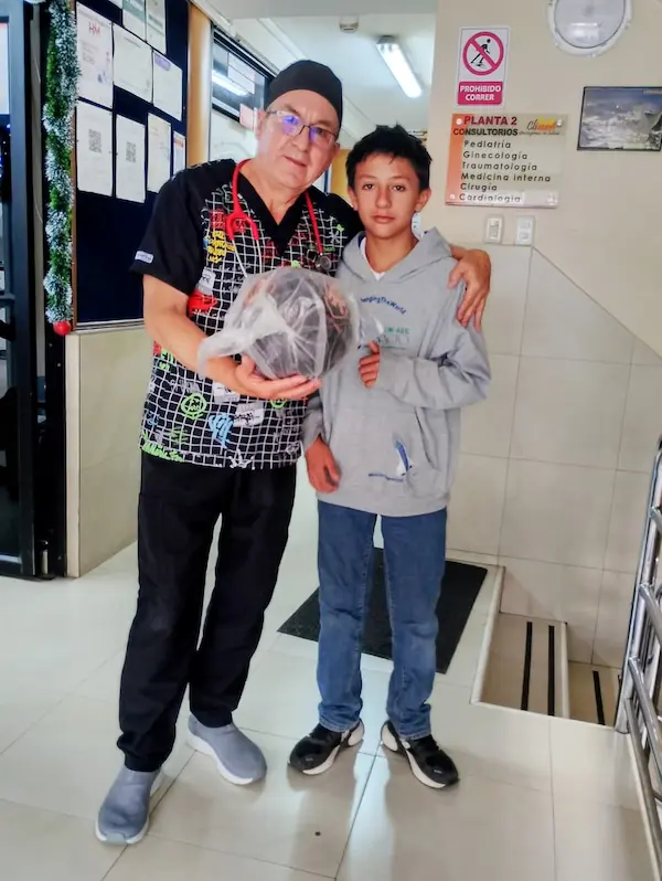 Padrino del Mundialito Dr. Carlos Moncayo entregó balón de Páez