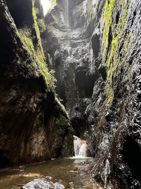 Ojo del Fantasma en Penipe: ruta, cascadas y aguas termales
