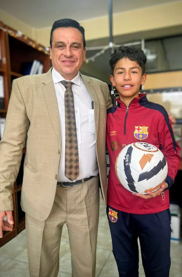 Guillermo Zambrano entregó balón autografiado Kendry Páez 