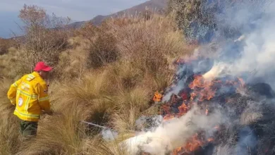 Bomberos de Chambo apagaron incendio forestal en Nochebuena