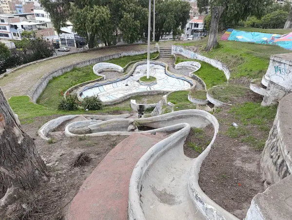 El parque de la Loma a Quito en Riobamba tiene una piscina abandonada