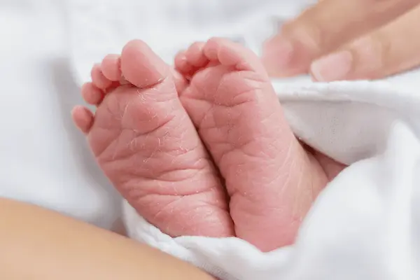 Bebé de 6 meses muere tras golpiza de su padre