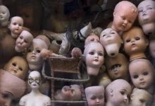 Mujer escondía restos humanos en muñecas para venderlas