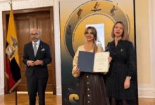 Riobambeña recibe reconocimiento del Consulado de Ecuador en Estados Unidos