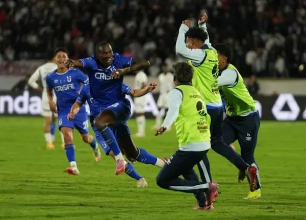 Al minuto 60, Gregori Anangonó se despachó un verdadero golazo de pasada la media cancha
