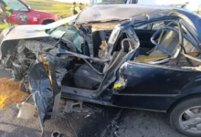 Brutal choque entre tráiler y un auto en Guano