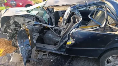 Brutal choque entre tráiler y un auto en Guano