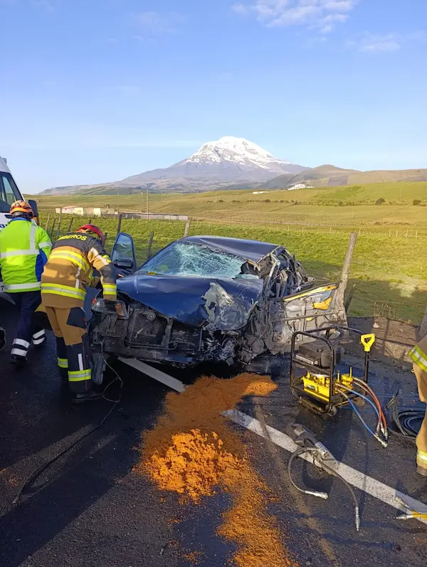 Con el majestuoso Chimborazo de testigo, se registro este siniestro