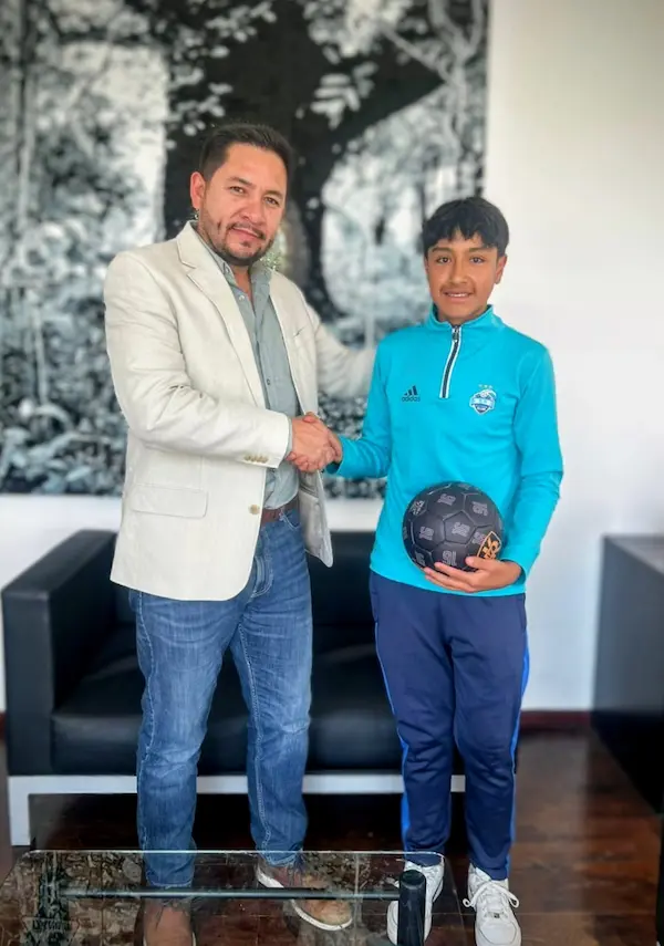 Ramiro Vallejo entregó balón de Kendry Páez