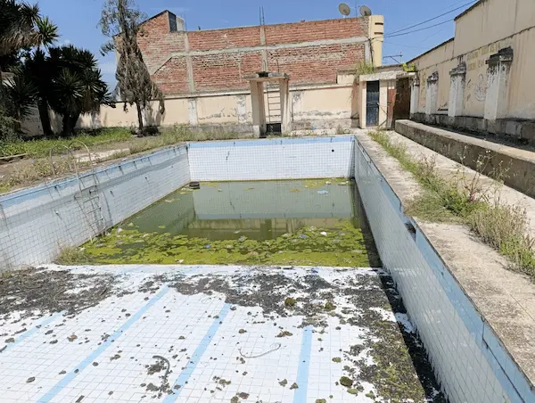 Piscina pública de Yaruquíes en Riobamba refleja abandono