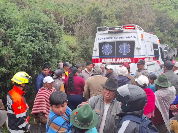 Decenas de curiosos llegaron al lugar para enterarse lo que había ocurrido