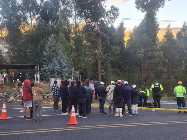 Lugareños y curiosos se acercaron para enterarse lo que había acontecido