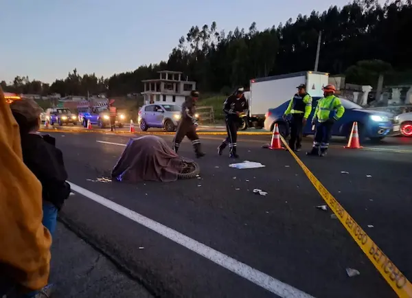 El cuerpo inerte de una de las víctimas quedó tendido sobre la fría calzada